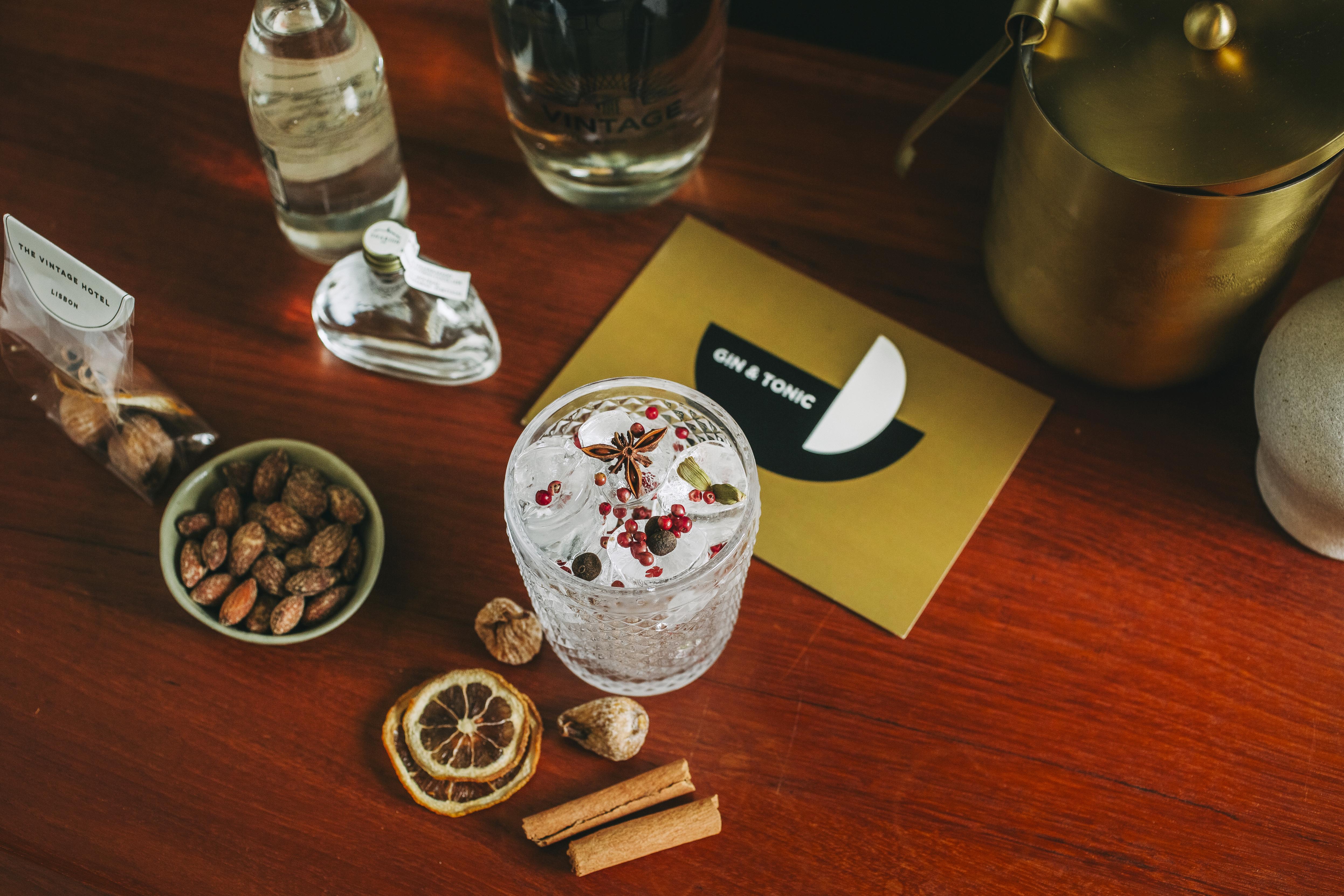 The Vintage Hotel & Spa Lisbon Exterior photo A gin and tonic