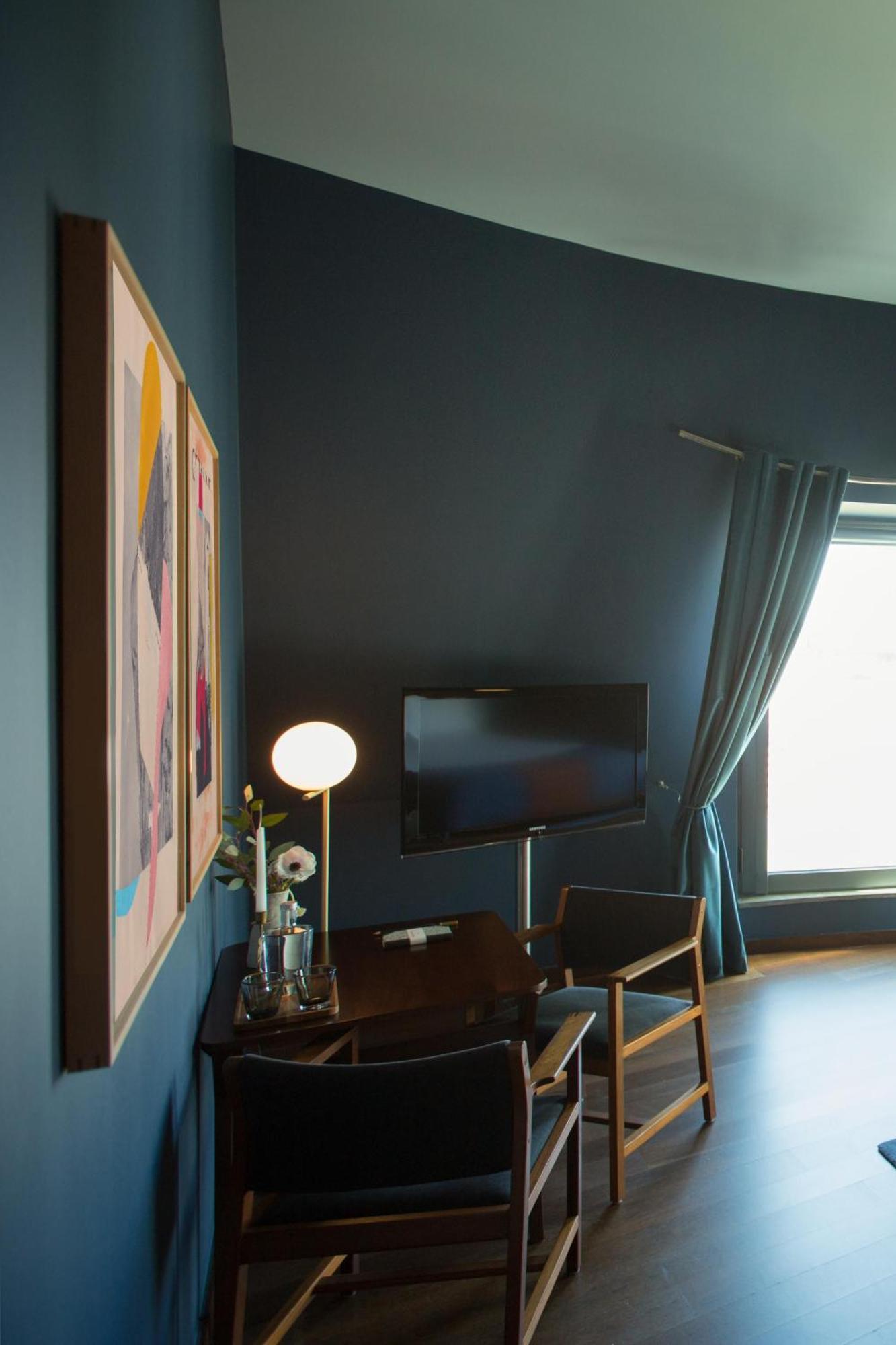 The Vintage Hotel & Spa Lisbon Exterior photo A room with a flat screen television
