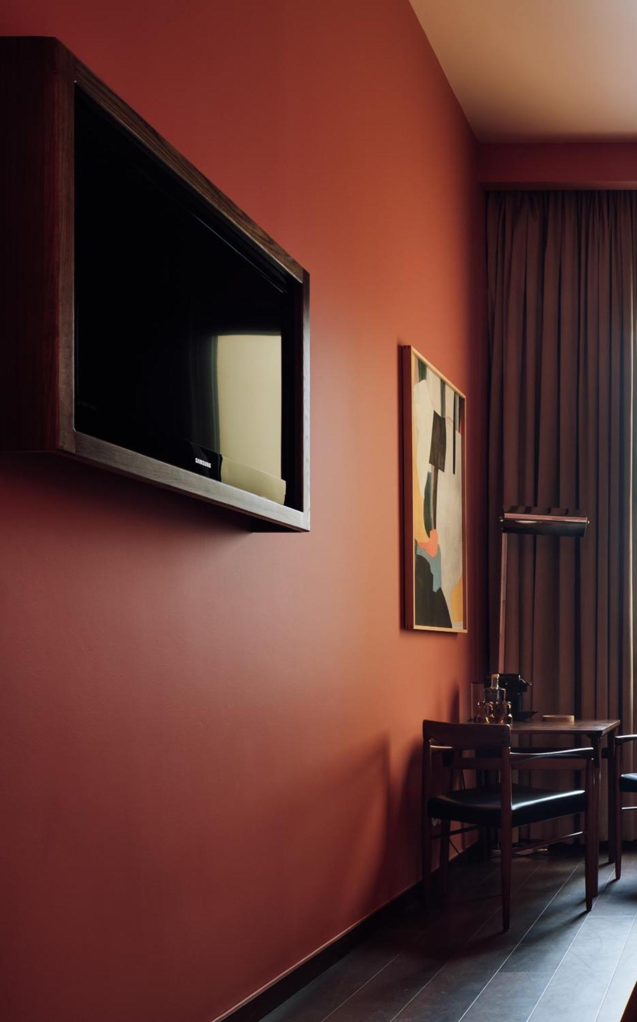 The Vintage Hotel & Spa Lisbon Exterior photo A wall mounted television
